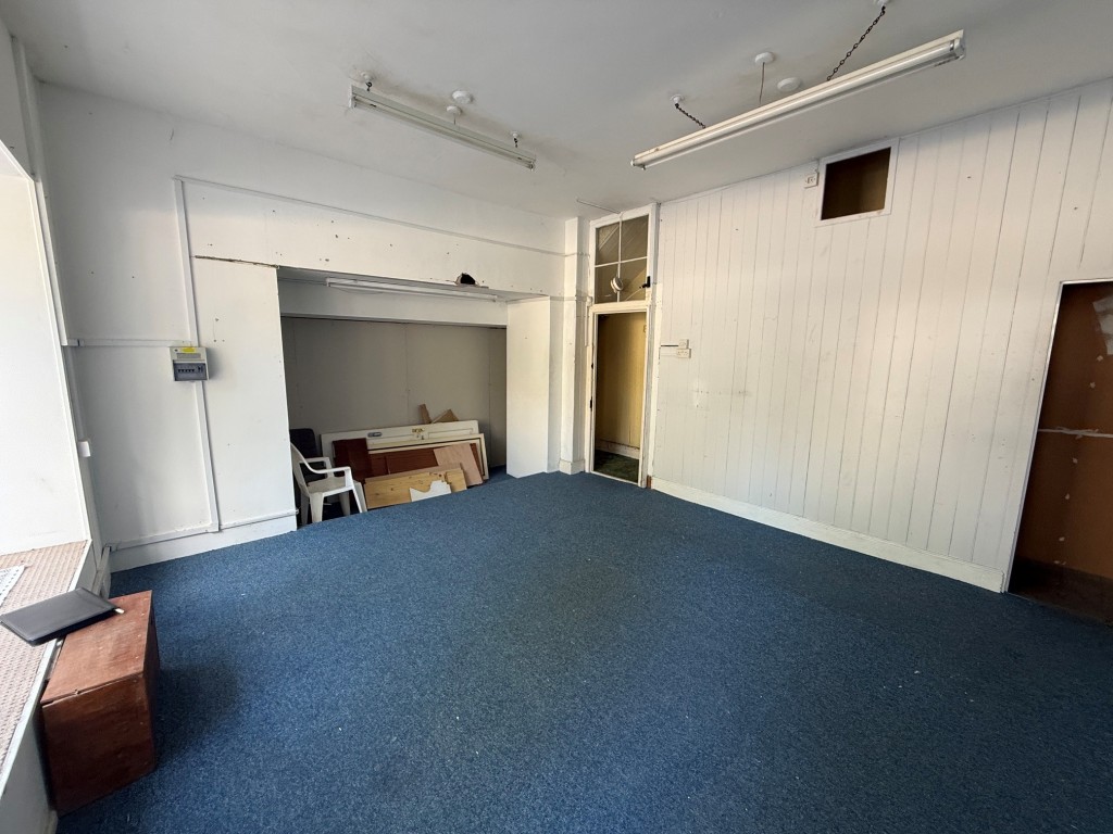 Lot: 15 - TOWN CENTRE PROPERTY WITH CONSENT FOR THREE DWELLINGS - Main retail space
